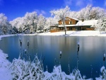 Casa y lago con nieve