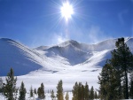 El brillante sol en las montañas nevadas