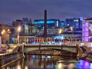 Postal: Vista nocturna del puente Krasnokholmsky (Moscú, Rusia)