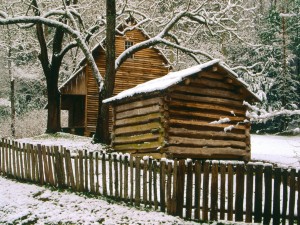 Nieve en la cabaña y el cobertizo