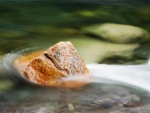 Piedra en la corriente de agua