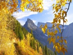 Impresionantes montañas en otoño