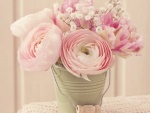 Excelentes y perfumadas flores rosas en un recipiente