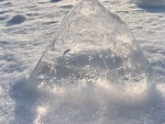 Bloque de hielo en el suelo helado