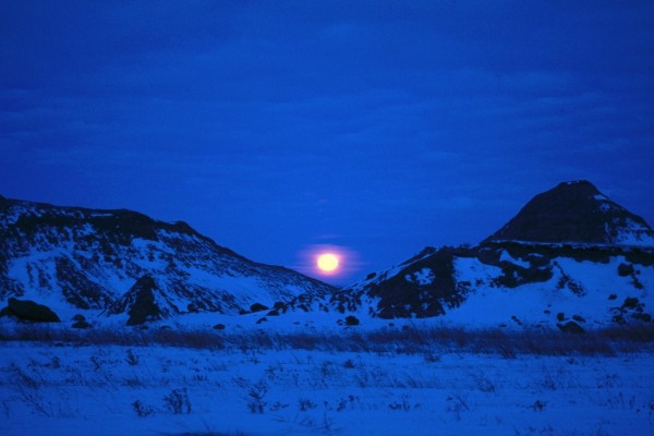 La luna entre las dos montañas nevadas