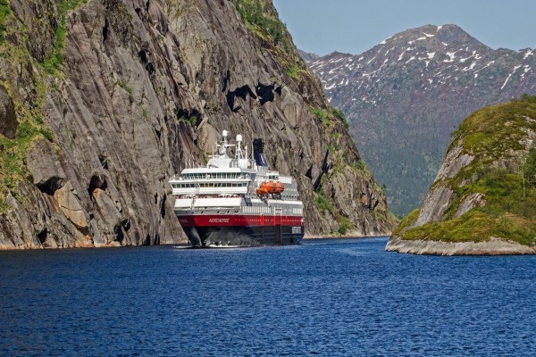 Elegante barco en aguas de Noruega