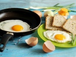 Exquisitos huevos con pan para el desayuno