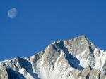 La luna sobre la montaña en una soleada mañana