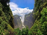 Vista de unas grandes cascadas en la naturaleza