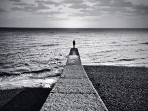Postal: Hombre contemplando el mar