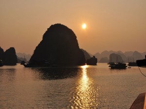Postal: Los tibios rayos del sol iluminan la Bahía de Ha Long, Vietnam