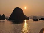 Los tibios rayos del sol iluminan la Bahía de Ha Long, Vietnam