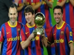Leo Messi con el balón de oro 2010 y dos de sus compañeros del F. C. Barcelona