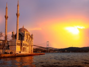 Postal: El sol ilumina la Mezquita Ortaköy (Estambul, Turquía)