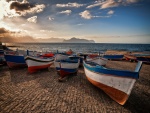 Botes en la costa de Sicilia, Italia