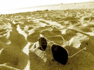 Postal: Gafas de sol sobre la arena