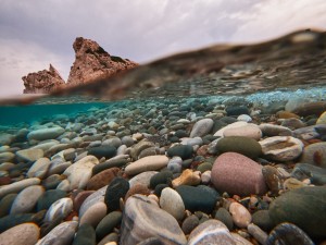 Postal: Gran variedad de piedras en el agua