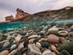Gran variedad de piedras en el agua