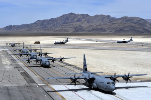 Aviones C-130J en la pista de aterrizaje