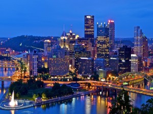 Postal: Una hermosa vista nocturna de la ciudad de Pittsburgh