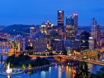 Una hermosa vista nocturna de la ciudad de Pittsburgh