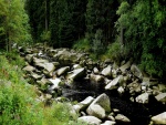 Varias y grandes piedras en el río