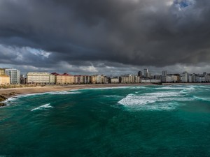 Postal: Nubes oscuras sobre una playa
