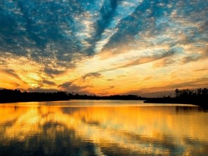 Postal: Un bonito cielo al atardecer sobre el lago