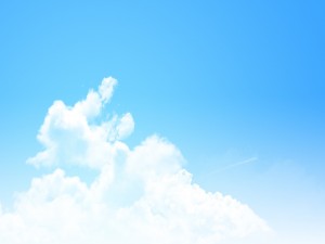 Postal: Un cielo azul claro y unas nubes blancas