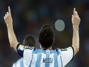 Messi festejando tras ganar a Bosnia (Mundial 2014)