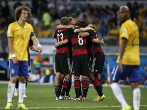 Abrazo de los jugadores de la Selección Alemana tras ganar a Brasil en semifinales (Mundial 2014)