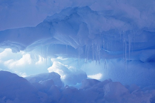 Pequeña cueva de hielo