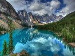 Un lago entre montañas perfecto para recorrer en canoa