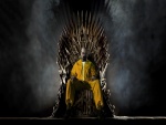 Walter White de "Breaking Bad" sentado en el trono de hierro de "Juego de Tronos"
