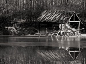 Una cabaña de madera en la orilla del lago