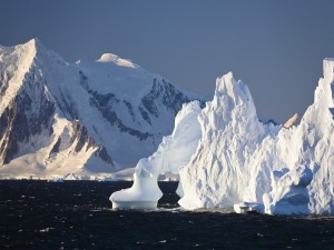 Gran iceberg junto a la montaña