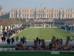 Personas caminando por el parque de Versalles (Francia)