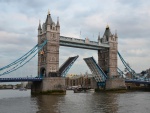 Barco pasando bajo el inmenso Puente de la Torre (Londres)