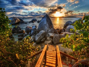 Postal: Admirando el mar y el atardecer desde la pasarela de madera
