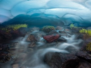 Postal: Agua y rocas bajo la capa de hielo