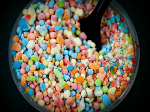Postal: Pequeños caramelos de colores en un vaso