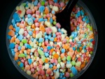 Pequeños caramelos de colores en un vaso