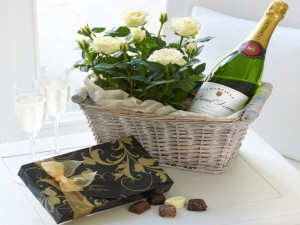 Postal: Rosas, champán y bombones para regalar