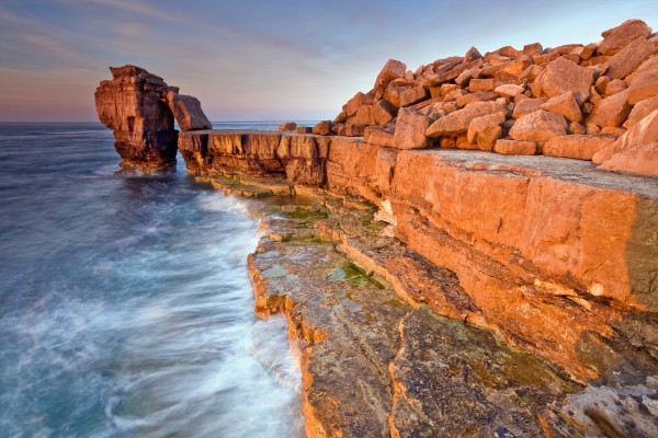 Grandes piedras apiladas junto al mar