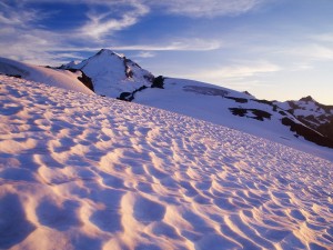 Caminando por la nieve hacia la montaña
