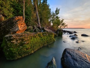 Postal: Grandes rocas cubiertas de musgo junto al agua