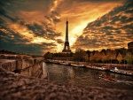 Atardecer sobre el río Sena y la Torre Eiffel