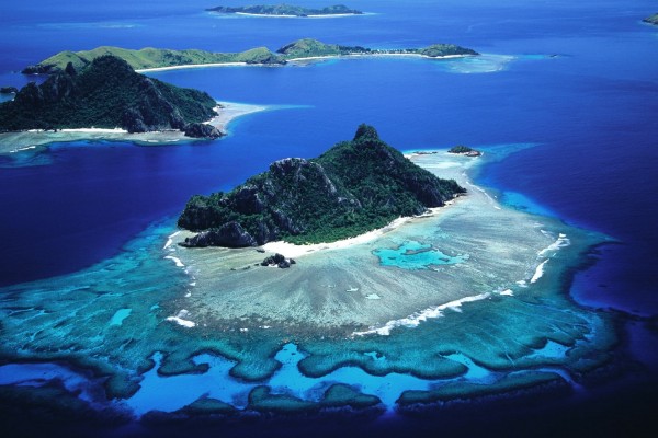 Vista aérea de varias islas en el océano