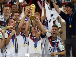 La Selección Alemana levantando "La Copa del Mundo Brasil 2014"