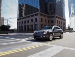 Un Cadillac SRX Luxury Crossover en la carretera